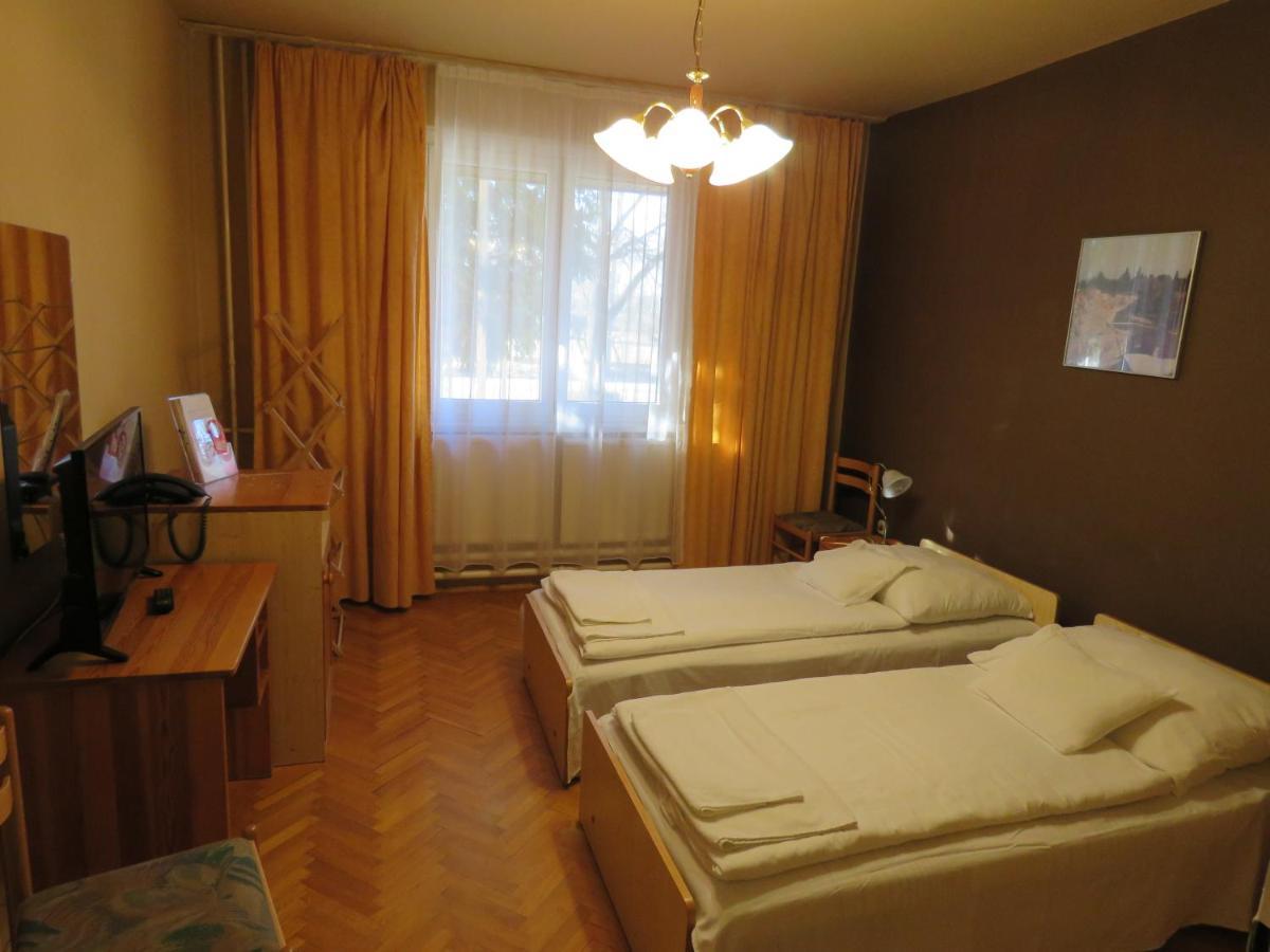 Thermal Apartmanhaz Komarom Luaran gambar