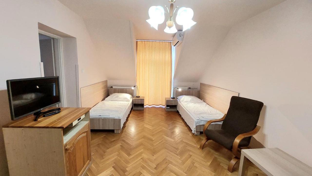 Thermal Apartmanhaz Komarom Luaran gambar