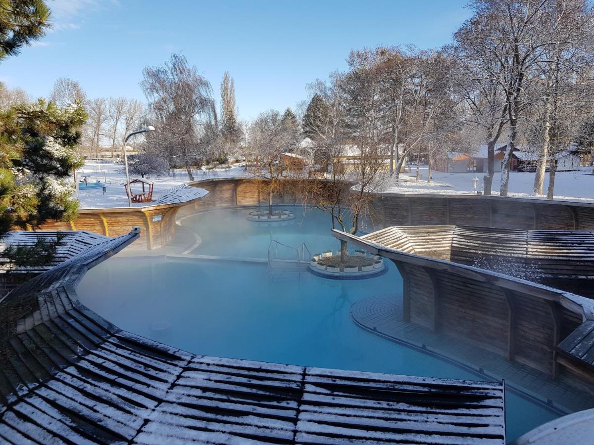 Thermal Apartmanhaz Komarom Luaran gambar