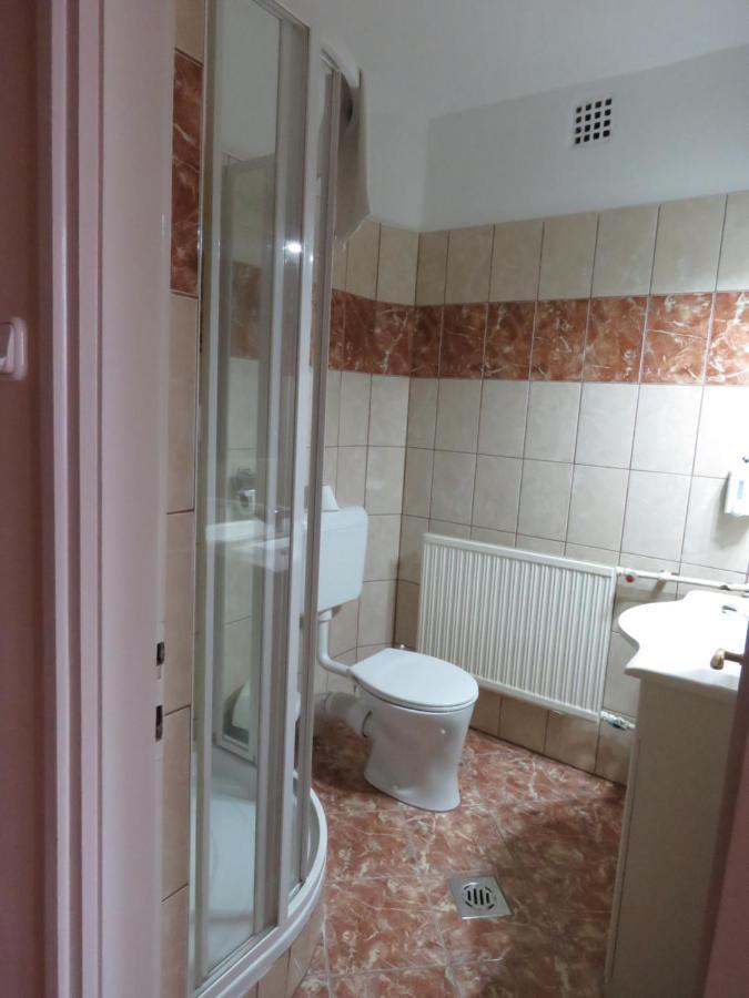 Thermal Apartmanhaz Komarom Luaran gambar