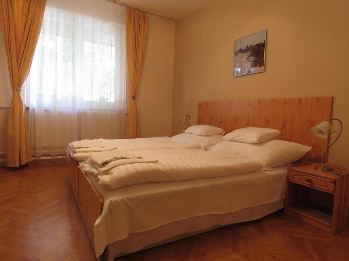 Thermal Apartmanhaz Komarom Luaran gambar