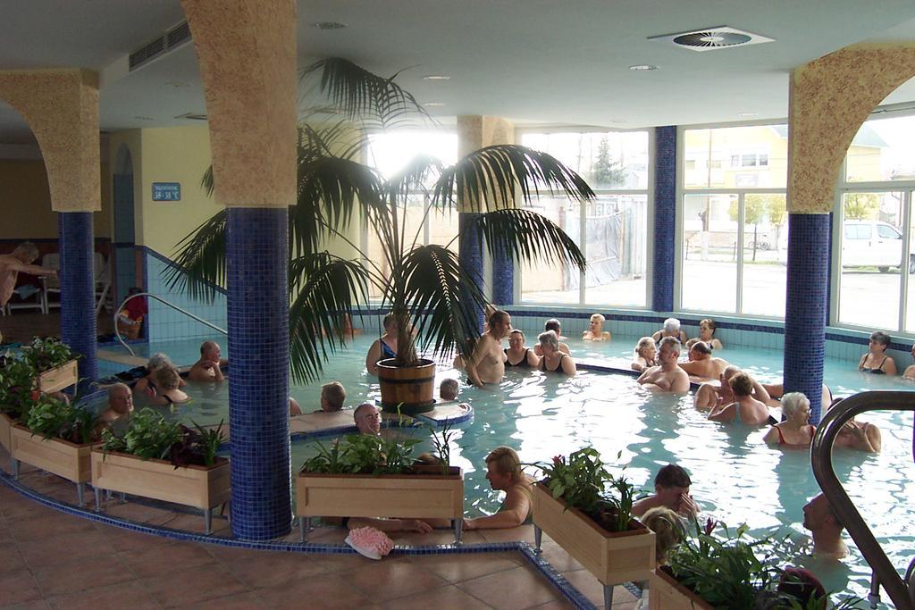 Thermal Apartmanhaz Komarom Luaran gambar